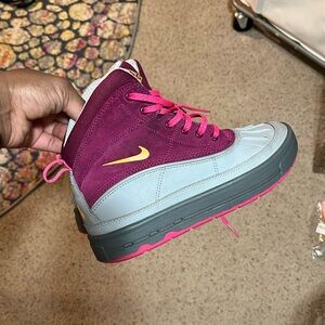 Girls 3.5 Nike ACG Boots